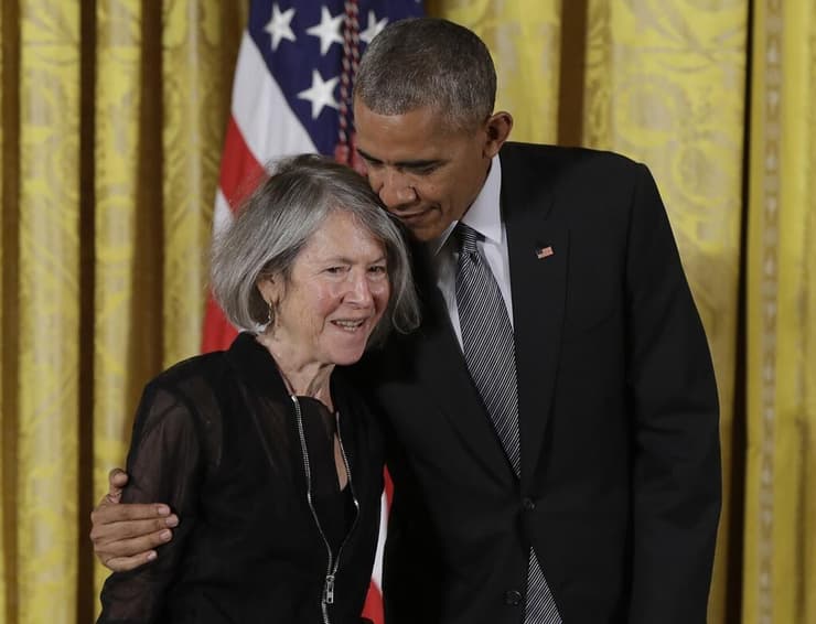 ברק אובמה מעניק ללואיז גליק את מדליית החירות הנשיאותית ב-2016