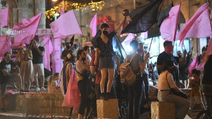הפגנה הפגנות מחאה מחאות ב סגר קורונה דגלים הדגלים גשר גשרים כיכר השעון יפו