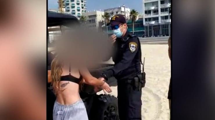 שוטרים עוצרים אישה בחוף גורדון מעצר תל אביב