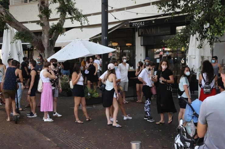 התקהלות מחוץ לבית קפה בתל אביב