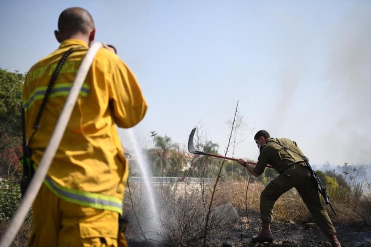 צה"ל מסייע בפינוי תושבים מכפר האורנים עקב שריפות