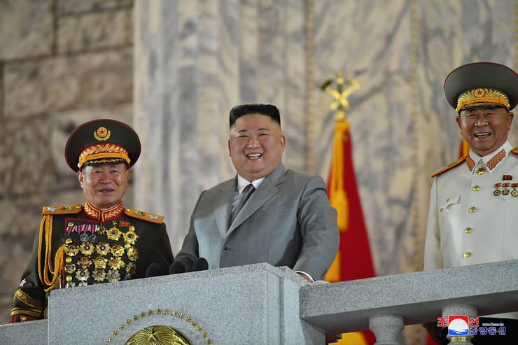 קים ג'ונג און צפון קוריאה 75 שנה לייסוד מפלגת הפועלים מפלגת השלטון מצעד צבאי