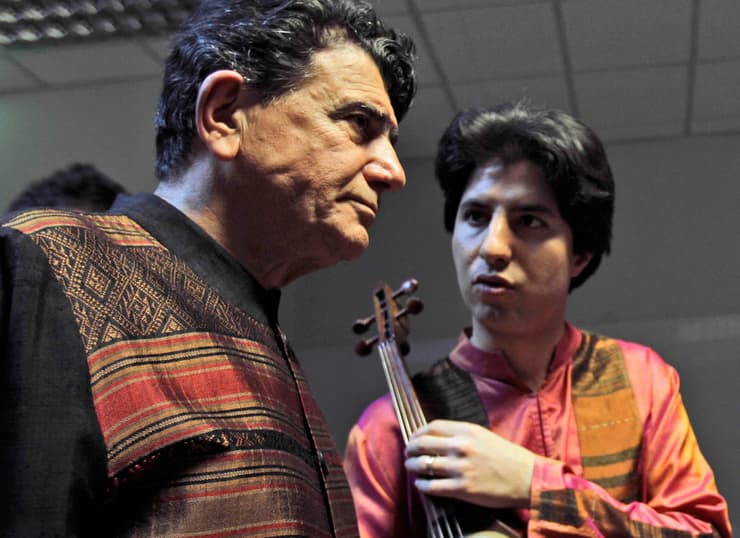 זמר ומלחין איראני מוחמד רזא שג'ריאן ב קונצרט בדובאי ב -2011