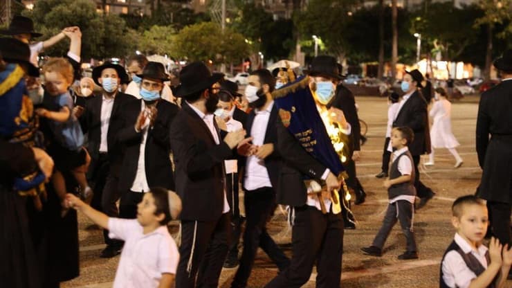 הקפות שמחת תורה בתל אביב בצל הסגר תפשטות הקורונה