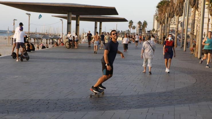 בניגוד להנחיות: מתרחצים רבים בחוף בוגרשוב בתל אביב