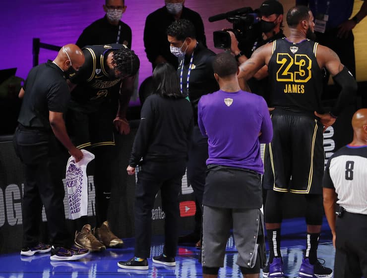 אנתוני דייויס יורד פצוע מהפרקט