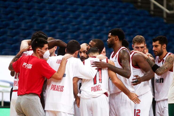 שחקני אולימפיאקוס חוגגים