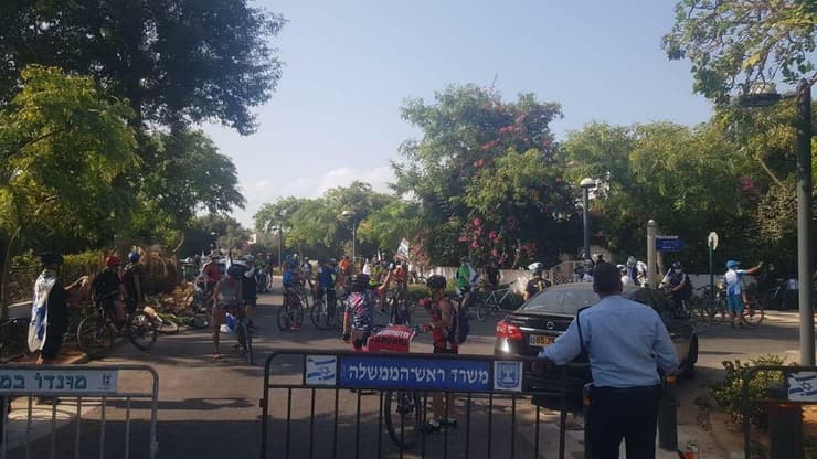 מחאת רוכבי האופניים בסמוך לבית ראש הממשלה בקיסריה
