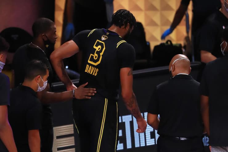 אנתוני דייויס יורד פצוע מהפרקט