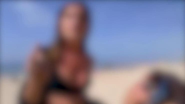 תיעוד המעצר של בחורה בחוף הים ממצלמת הגוף של השוטר