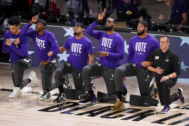 לברון ושחקני הלייקרס כורעים ברך בזמן ההמנון האמריקאי