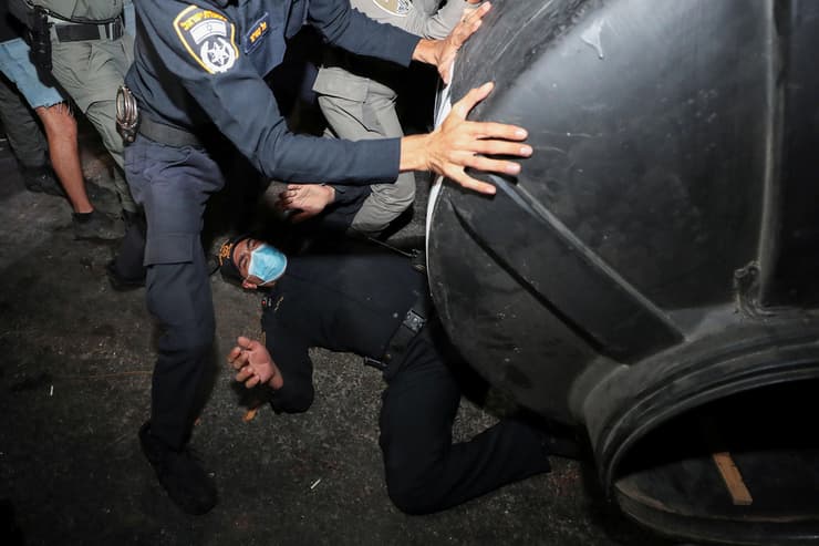 עימותים בין משטרה למפגינים בכיכר הבימה בתל אביב