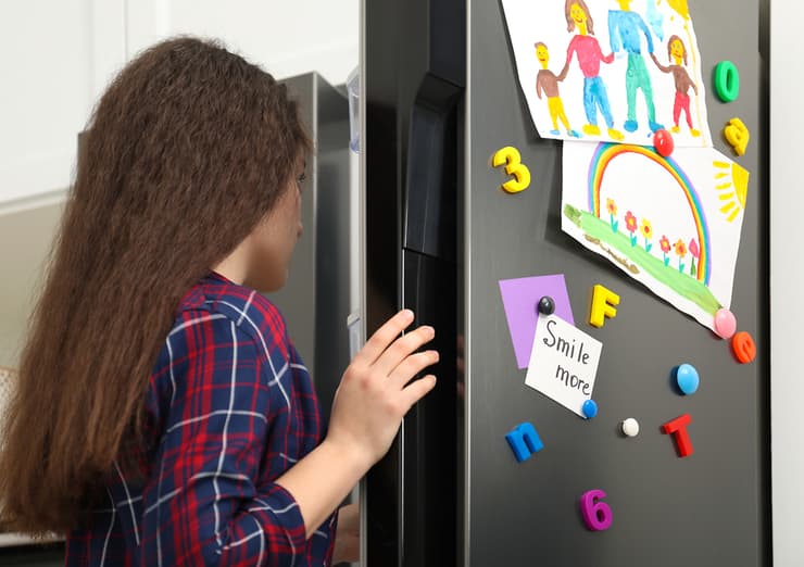 ילדה פותחת את המקרר