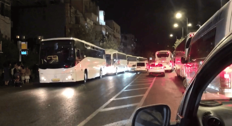 חרדים עוזבים את ירושלים באוטובוסים
