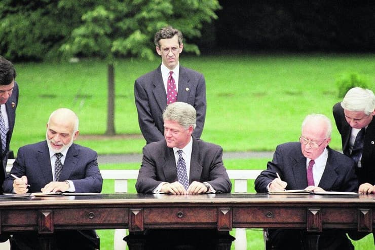 בבית הלבן, לקראת הסכם השלום עם ירדן. מימין: איתן הבר, יצחק רבין, בלי קלינטון והמלך חוסיין