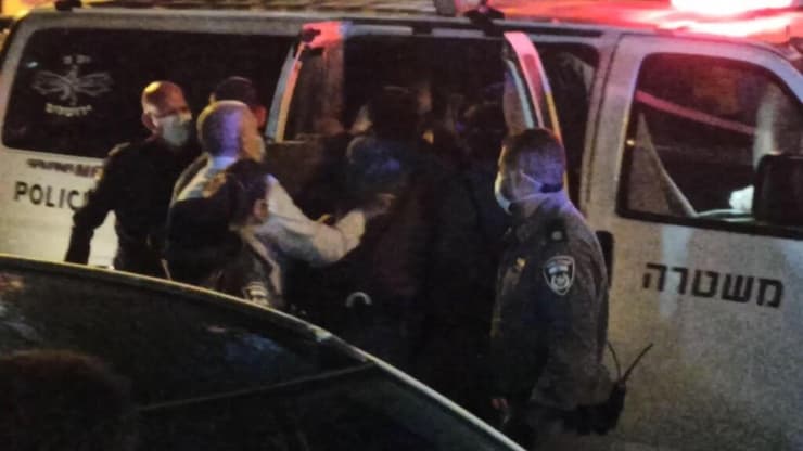 עימותים בין חרדים לשוטרים בשכונת גאולה בירושלים בעקבות התקהלות בזמן הסגר