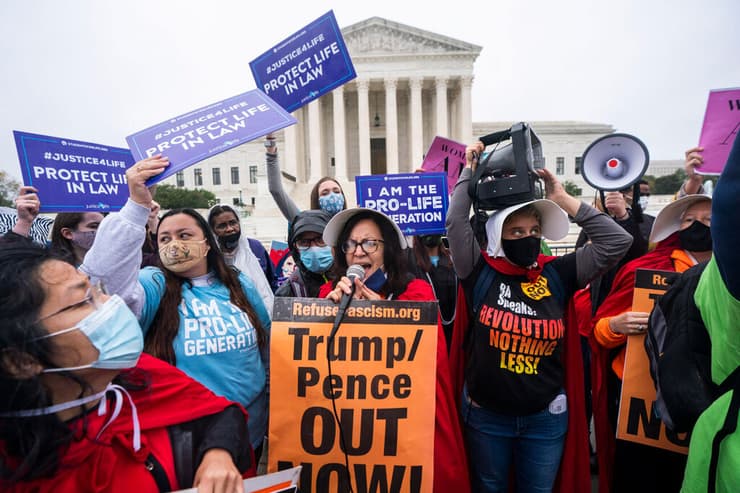 הפגנה נגד מינוי איימי קוני בארט מחוץ ל סנאט ארה"ב