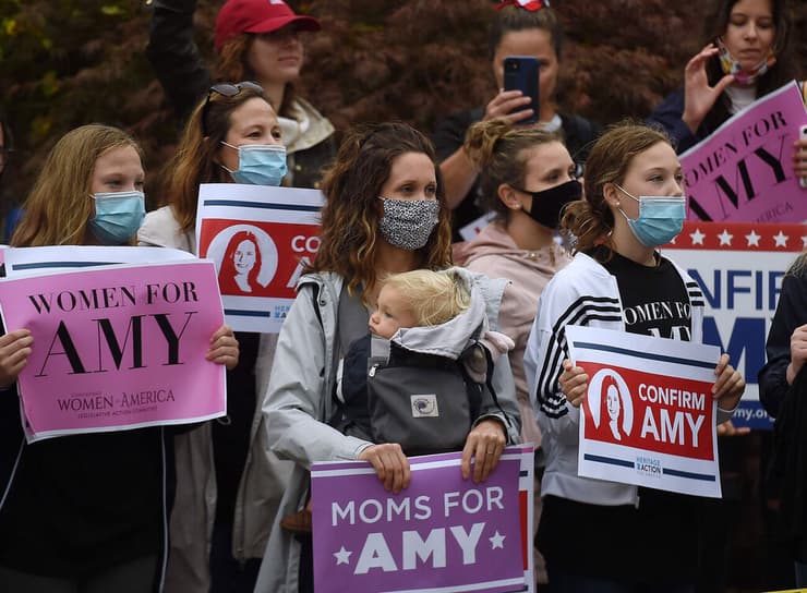 הפגנת תמיכה ב איימי קוני בארט מחוץ ל סנאט ארה"ב