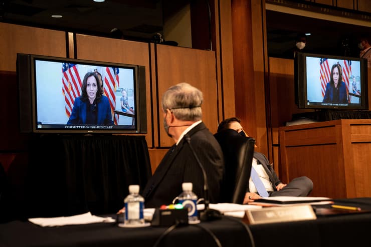קמלה האריס משתתפת ב שימוע ב סנאט על מינוי איימי קוני בארט ארה"ב