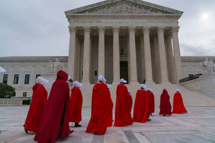 הפגנה נגד מינוי איימי קוני בארט ל בית המשפט העליון ב ארה"ב מפגינות מחופשות ל סיפורה של שפחה