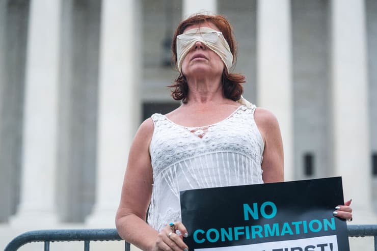 הפגנה נגד מינוי איימי קוני בארט מחוץ ל סנאט ארה"ב