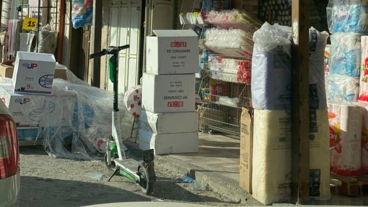 קורקינטים חשמליים גנובים מציפים את רחובות הערים הפלסטיניות