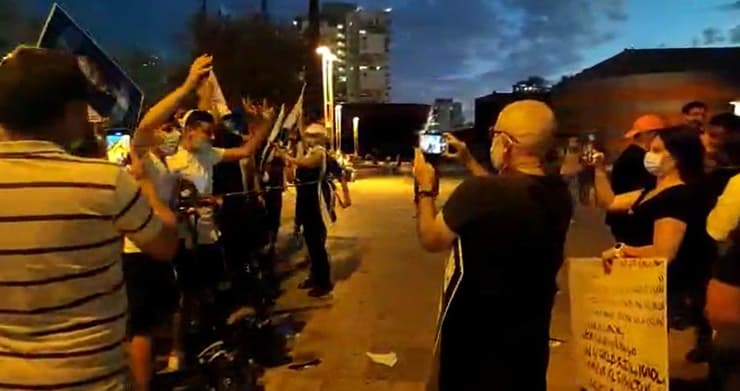 מפגינים נגד נתניהו בחולון רוססו בגז מדמיע במהלך הפגנה ברחבת המדיטק