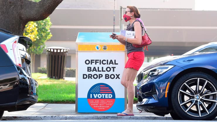 תיבת הצבעה ב דואר בחירות ארה"ב ב מונטריי פארק קליפורניה