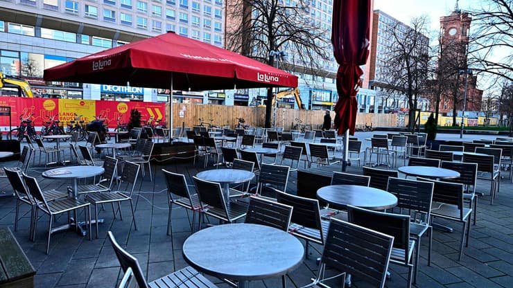 גרמניה אלכסנדרפלאץ ברלין קורונה בית קפה כיסאות ריקות