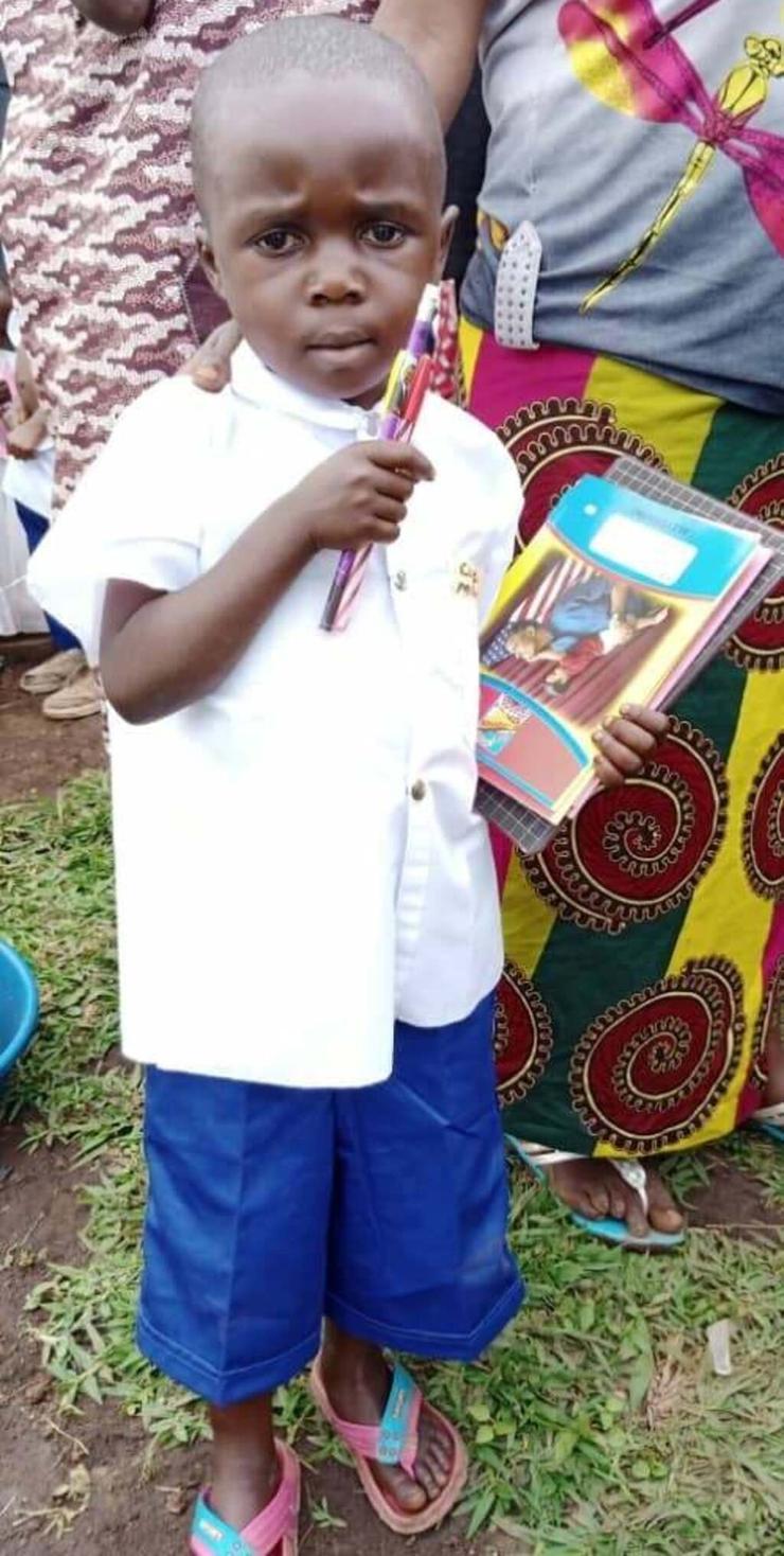 ילד מקונגו עם ציוד לבית הספר
