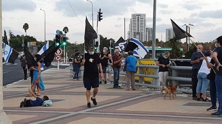 הפגנת הדגלים השחורים בגשר בר אילן