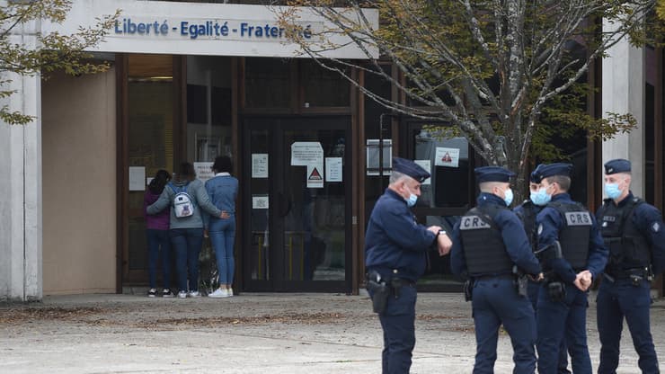 הורים ושוטרים מחוץ לחטיבת הביניים שבה המורה נרצח בצרפת