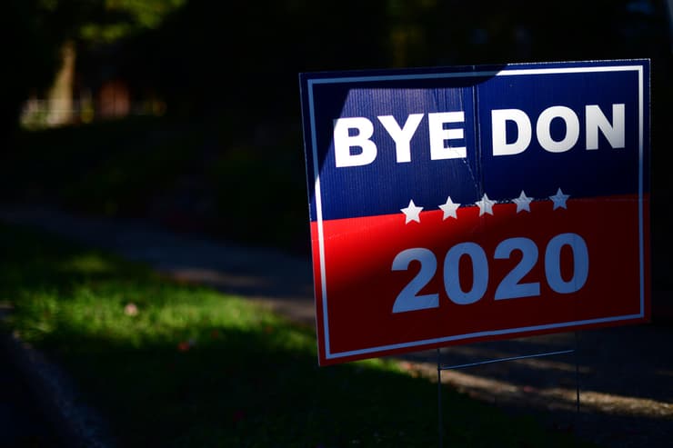 ארה"ב בחירות 2020 שלט למען ג'ו ביידן משחק מילים על שמו של דונלד טראמפ פילדלפיה פנסילבניה