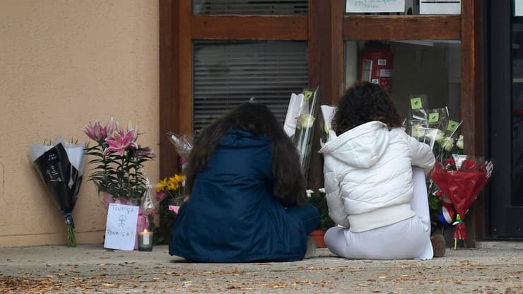 הורים ושוטרים מחוץ לחטיבת הביניים שבה המורה נרצח בצרפת