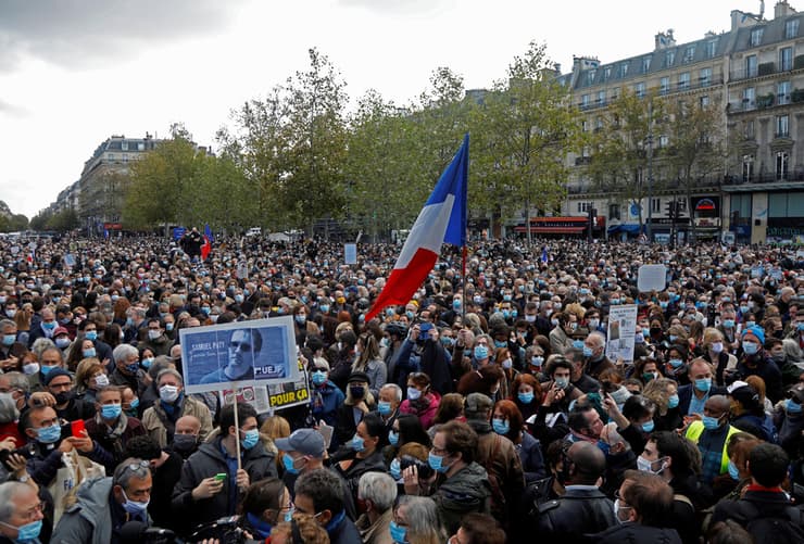 כיכר הרפובליקה פריז עצרת הפגנה מפגינים רצח מורה סמואל פאטי 