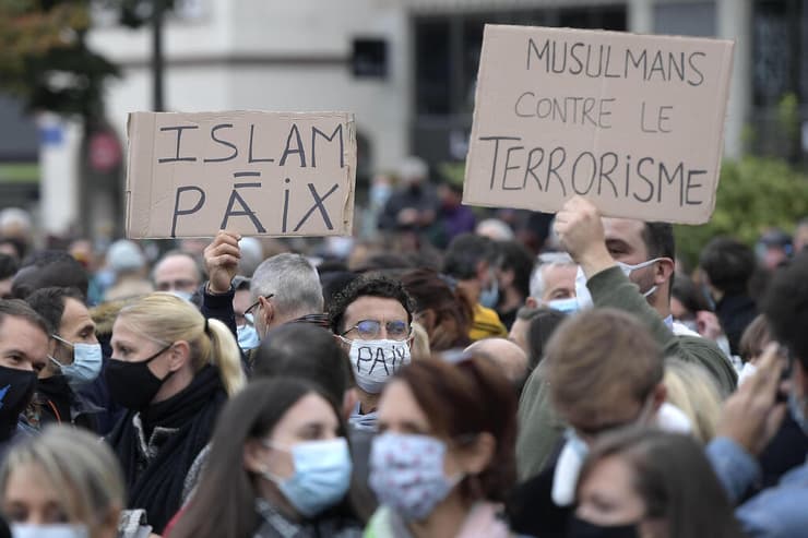 איסלאם שווה שלום  מוסלמים נגד טרור שטרסבורג הפגנה מפגינים רצח מורה סמואל פאטי