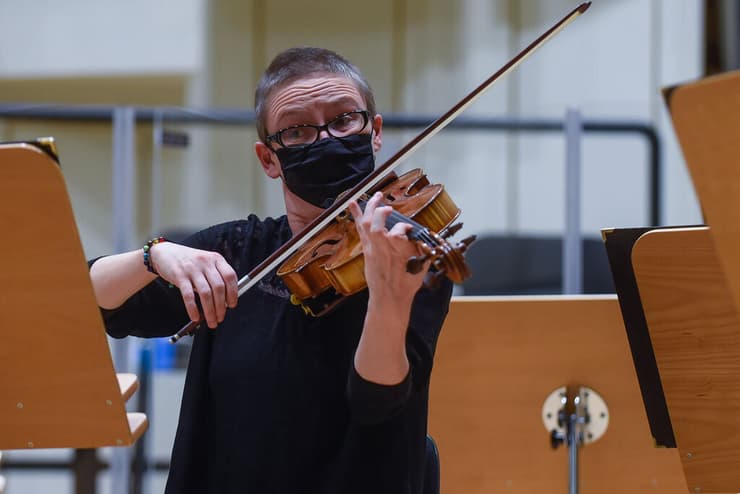 חברי התזמורת הפילהרמונית של קרקוב מתאמנים לקונצרט עם מסכות עקב מגפת ה קורונה פולין
