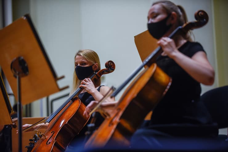 חברי התזמורת הפילהרמונית של קרקוב מתאמנים לקונצרט עם מסכות עקב מגפת ה קורונה פולין