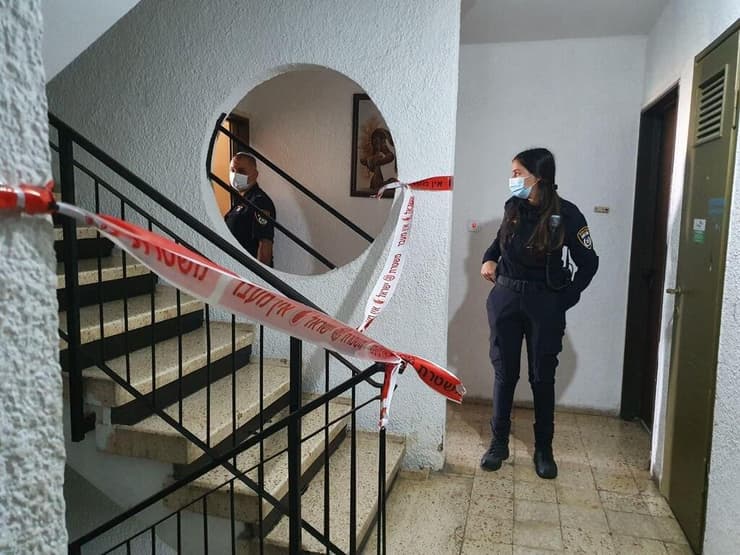 שוטרים בזירת הרצח בבאר שבע