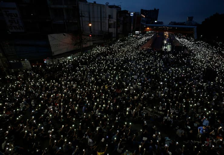 הפגנה מחאה מפגינים נגד השלטון בנגקוק תאילנד