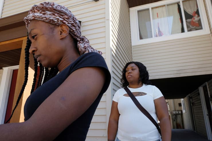 נטשבה בורנס (ימין) וסנסיירה אזל שעומדות בפני גירוש דיירים שוכרי דירות ב מילווקי וויסקונסין ארה"ב 