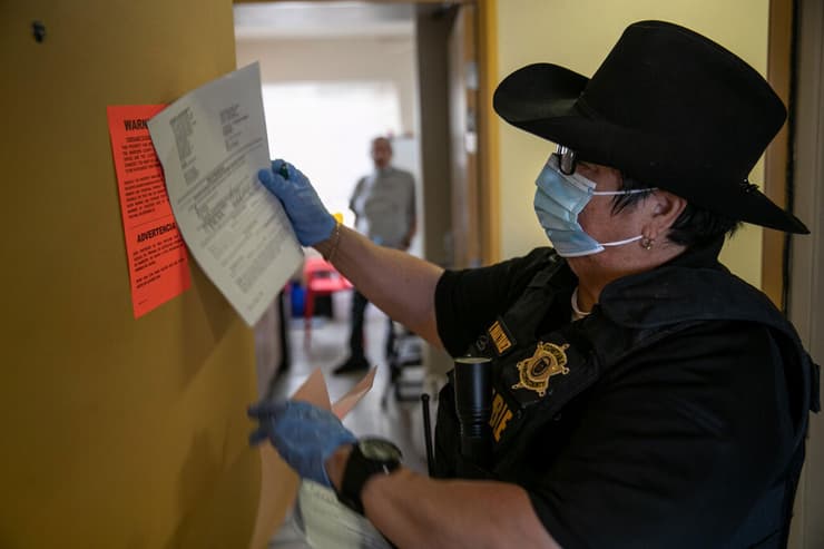 שוטרים אוכפים צו פינוי גירוש מ דירה דיירים שוכרי דירות ב פיניקס אריזונה ארה"ב