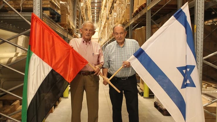 האחים ויסמן עם דגל ישראל ודגל האמירויות 