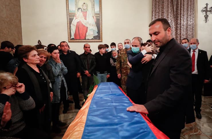 ראש ממשלת ארמניה ניקול פשיניאן ב הלוויה של חייל ארמני ש נהרג נגורנו קרבאך מול אזרבייג'ן