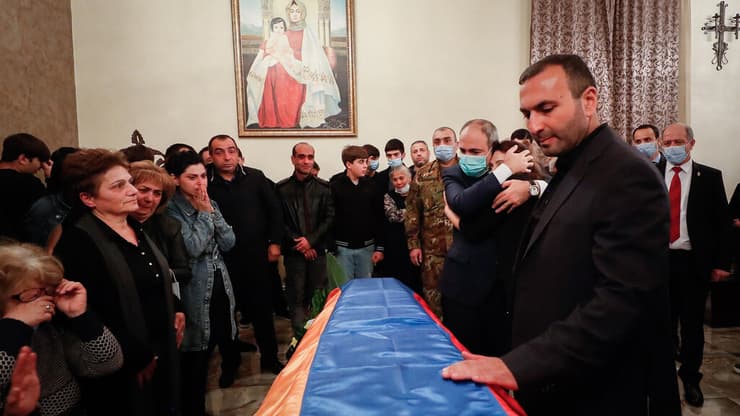 ראש ממשלת ארמניה ניקול פשיניאן ב הלוויה של חייל ארמני ש נהרג נגורנו קרבאך מול אזרבייג'ן