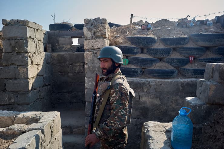 חיילים ארמנים בשוחות עמדה מוצב נגורנו קרבאך מלחמה ארמניה אזרבייג'ן
