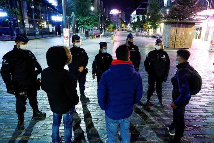 שוטרים אוכפים את ה עוצר ב בריסל קורונה בלגיה