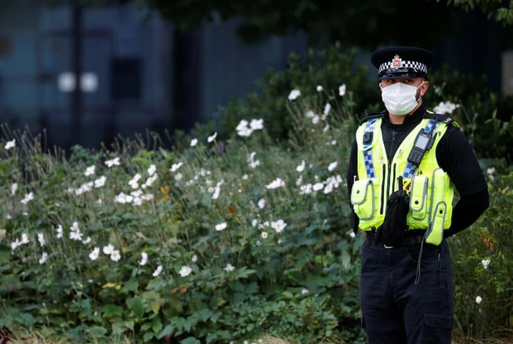 שוטר עם מסכה קורונה ב מנצ'סטר בריטניה