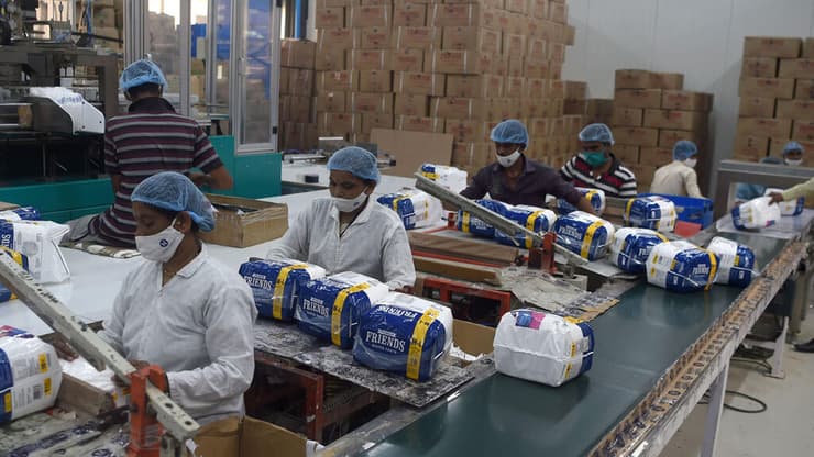 הודים עובדים במפעל בקולקטה ומתפרנסים לאחר הסגר