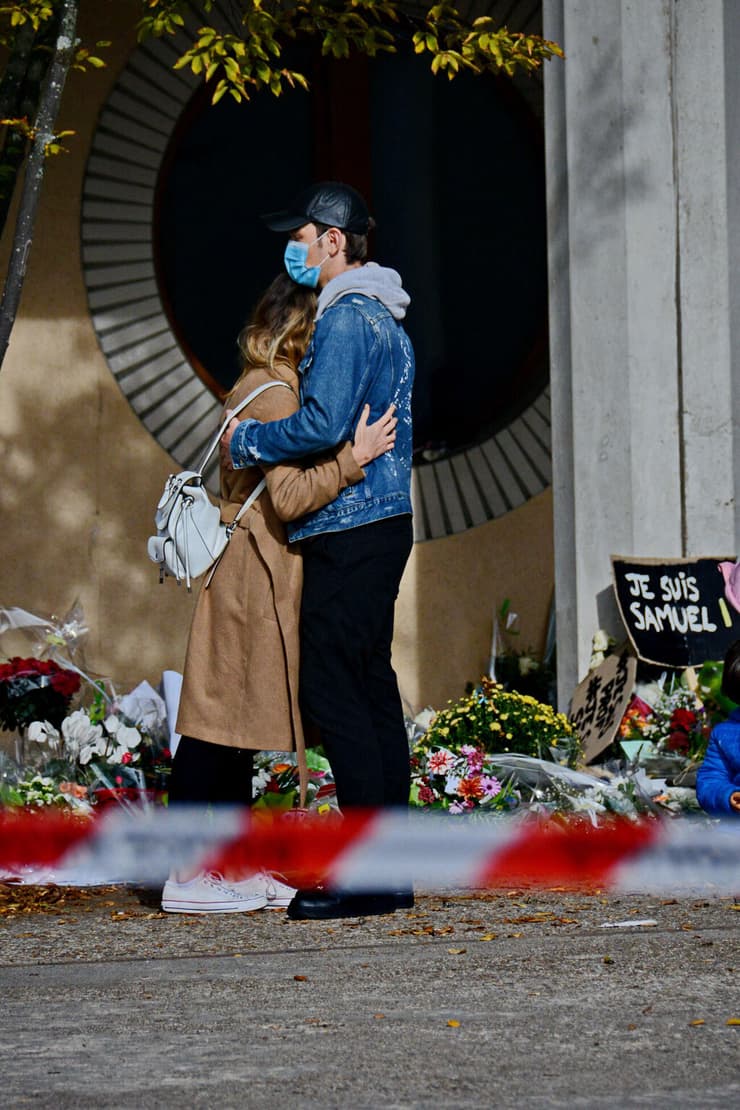 זרי פרחים מחוץ לבית הספר ב פרבר של פריז שבו נרצח מורה סמואל פאטי פיגוע צרפת